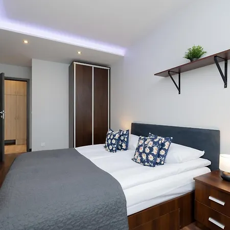 Spacious For 6 Guests In With Office By Renters Apartment *
