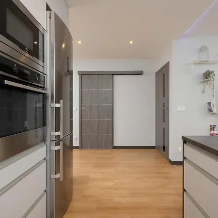 アパート Spacious For 6 Guests In With Office By Renters クラクフ