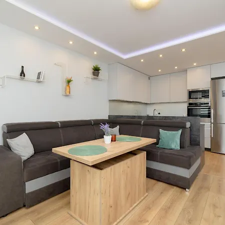 Apartment Spacious For 6 Guests In With Office By Renters