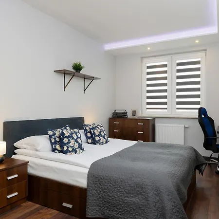 Spacious For 6 Guests In With Office By Renters Apartment