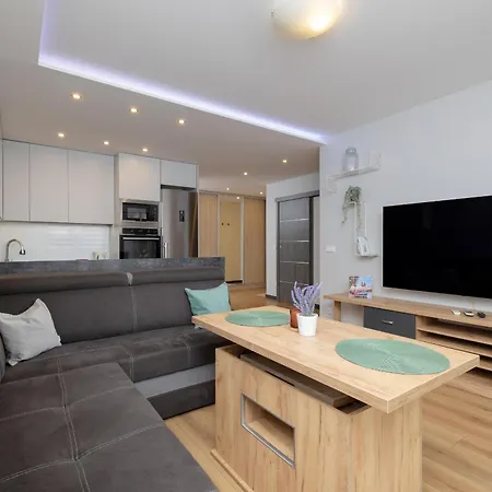 Spacious For 6 Guests In With Office By Renters *