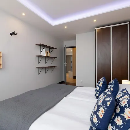 Spacious For 6 Guests In With Office By Renters Apartman
